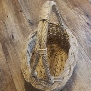 Vintage woven wood basket w/handle